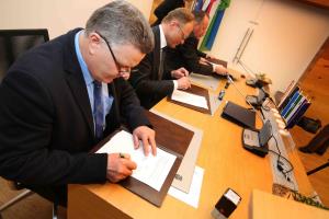 PODPIS POGODBE  FOTO LJUBO VUKELIČ 45s